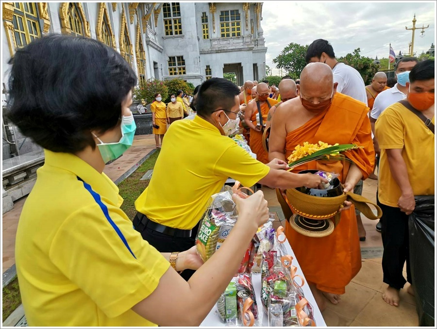 ﻿สำนักงานบังคับคดีจังหวัดฉะเชิงเทรา เข้าร่วมกิจกรรมทำบุญตักบาตร เนื่องในวันอาสาฬหบูชา ประจำปี 2563